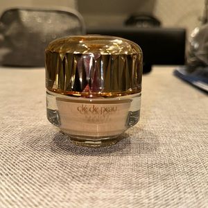De De Peau Le Fond De Teint Shade 030 Medium Ocher
